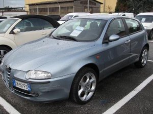 Alfa Romeo 147 2.0i 16V Twin Spark cat 5p. Distinctive