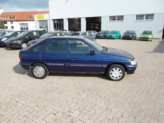 Ford Escort 1,6i FLAIR SERVO