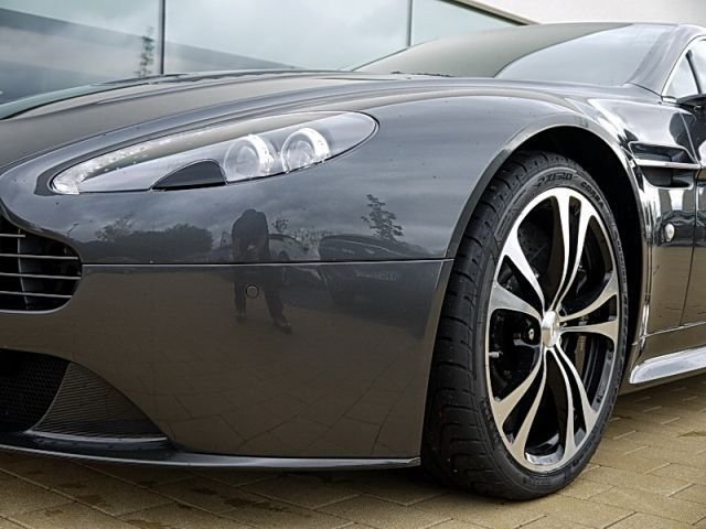 Aston Martin V12 Vantage 