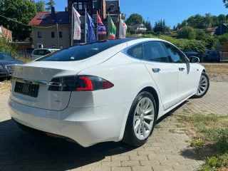 TESLA Model – Fahrzeugbild 2