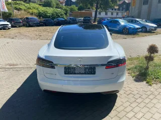 TESLA Model – Fahrzeugbild 3