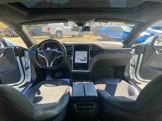 TESLA Model – Fahrzeugbild 9