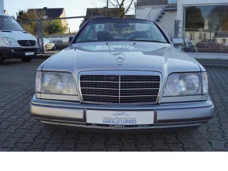 MERCEDES-BENZ E 220 – Fahrzeugbild 2