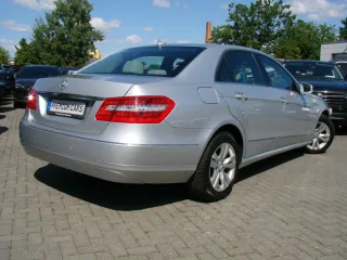 MERCEDES-BENZ E 220 – Fahrzeugbild 3