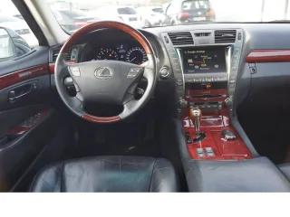 LEXUS LS – Fahrzeugbild 12