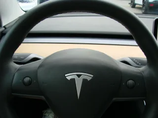 TESLA Model – Fahrzeugbild 10