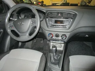 HYUNDAI i20 – Fahrzeugbild 11