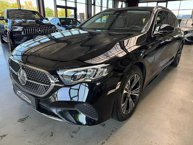 MERCEDES-BENZ E 220 – Fahrzeugbild 1