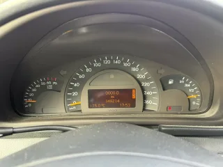 MERCEDES-BENZ C 180 – Fahrzeugbild 8