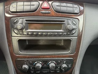 MERCEDES-BENZ C 180 – Fahrzeugbild 9