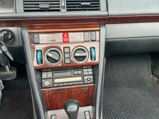 MERCEDES-BENZ E 200 – Fahrzeugbild 12